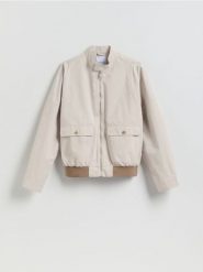 Kurtka bomberka ze stójką - złamana biel. Kurtki męskie Reserved, l, bez wzorów, z tkaniny, bez ramiączek, bez kaptura. Za 199.99 zł.