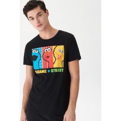 Piżamowa koszulka Ulica Sezamkowa - Czarny. Piżamy męskie marki House. Za 49.99 zł.