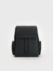 Plecak ze strukturalnym wzorem - czarny. Czarne plecaki męskie Reserved, bez wzorów. W wyprzedaży za 55.99 zł.