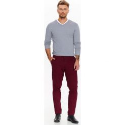 SPODNIE MĘSKIE GŁADKIE TYPU CHINO. Eleganckie spodnie męskie TOP SECRET. W wyprzedaży za 39.99 zł.