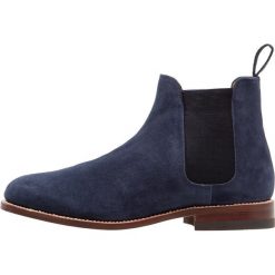 G. H. Bass & Co. MONOGRAM CHELSEA Botki navy. Buty zimowe męskie marki G. H. Bass & Co. W wyprzedaży za 557.40 zł.