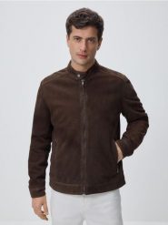 Zamszowa kurtka - ciemnobrązowy. Brązowe kurtki męskie Reserved, l, bez wzorów, ze skóry, bez ramiączek, bez kaptura. Za 599.99 zł.