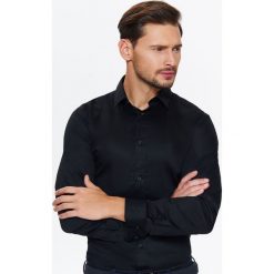 KOSZULA MĘSKA ELEGANCKA Z JEDWABISTYM WYKOŃCZENIEM TKANINY O DOPASOWANYM KROJU. Koszule męskie TOP SECRET. W wyprzedaży za 39.99 zł.