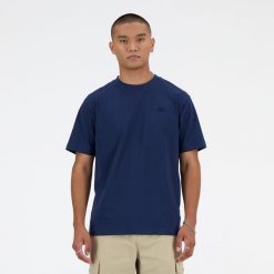 Koszulka męska New Balance MT41533NNY – granatowa. Niebieskie t-shirty sportowe męskie New Balance, m, bez wzorów, z dresówki, klasyczne, bez ramiączek. Za 169.99 zł.