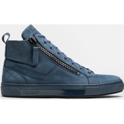 Niebieskie trampki męskie. Buty sportowe na co dzień męskie marki Kazar. Za 549.00 zł.