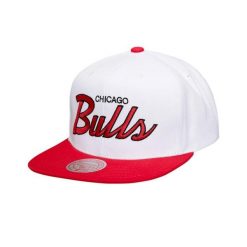 Czapka typu snapback Mitchell & Ness Heritage Script Chicago Bulls. Białe czapki męskie Mitchell & Ness, bez wzorów, eleganckie. Za 198.50 zł.