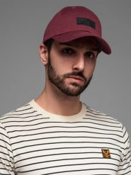 Czapka męska bejsbolówka z daszkiem oraz prostokątną naszywką – bordowa V8 OM-ACCS-0104 - uniwersalny. Czerwone czapki męskie Ombre Clothing, z aplikacjami, z bawełny, eleganckie. W wyprzedaży za 39.99 zł.