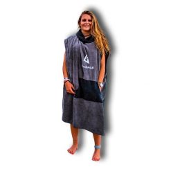 Surf poncho w kolorze szarym z kapturem i kieszenią kangurką. Czarne szlafroki męskie GUNSAILS, uniwersalny, bez wzorów, z kapturem. Za 219.00 zł.