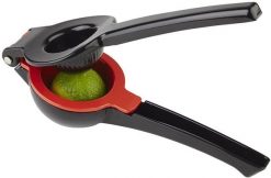 APS Limetten- und Zitronenpresse, schwarz/rot aus Aluminium-Druckguss, Maße: (B)70 x (T)210 x (H)50 mm - 1 Stück (93214). Sokowirówki i wyciskarki do soków APS. Za 159.41 zł.