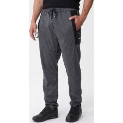 Ciemnoszare Spodnie Barrage. Szare spodnie dresowe męskie Born2be, bez wzorów, z dresówki. Za 49.99 zł.