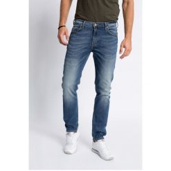 Lee - Jeansy Rider Blue Surrender Baza. Niebieskie jeansy męskie Lee, z aplikacjami, z bawełny. Za 319.90 zł.