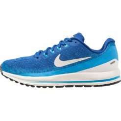 Nike Performance AIR ZOOM VOMERO 13 Obuwie do biegania treningowe gym blue/light bone/blue hero/sail. Buty treningowe męskie marki Nike Performance. Za 779.00 zł.