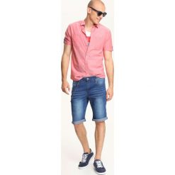 KOSZULA KRÓTKI RĘKAW MĘSKA. Czerwone koszule męskie TOP SECRET, m, bez wzorów, z bawełny, bez kołnierzyka, bez ramiączek. W wyprzedaży za 49.99 zł.