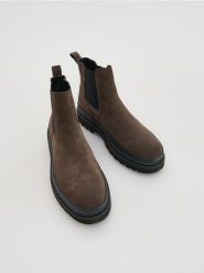 Zamszowe botki - brązowy. Brązowe sztyblety męskie Reserved, ze skóry, bez obcasa, bez zapięcia. Za 249.99 zł.