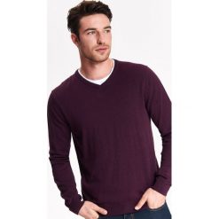 SWETER MĘSKI Z DEKOLTEM W SEREK. Swetry męskie TOP SECRET. W wyprzedaży za 39.99 zł.