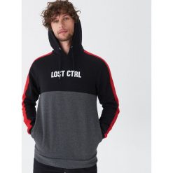 Bluza z napisem - Czarny. Bluzy nierozpinane męskie marki House. W wyprzedaży za 69.99 zł.