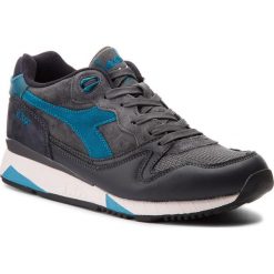 Sneakersy DIADORA - V7000 Premium 501.172294 01 C6990 Castle Rock/Nine Iron/Lyo. Niebieskie buty sportowe na co dzień męskie Diadora, z materiału, eleganckie. W wyprzedaży za 259.00 zł.