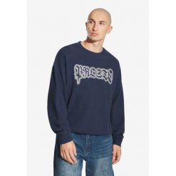 Bluza sportowa męska Prosto Graffiti Logo bez kaptura. Niebieskie bluzy nierozpinane męskie Prosto., m, bez wzorów, sportowe, bez ramiączek, bez kaptura. Za 249.99 zł.