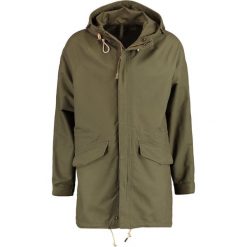 Abercrombie & Fitch Parka olive. Parki męskie marki Abercrombie & Fitch. W wyprzedaży za 434.25 zł.