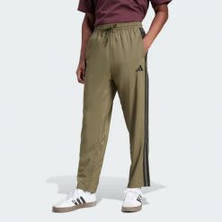 Spodnie Essentials 3-Stripes Stanford Open Hem. Brązowe długie spodnie sportowe męskie ADIDAS, bez wzorów, z materiału. Za 179.00 zł.