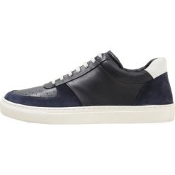 Filippa K M. ROBERT LOW Sneakersy niskie navy. Buty sportowe na co dzień męskie marki Filippa K. W wyprzedaży za 543.95 zł.