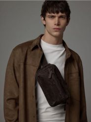 Zamszowa nerka - ciemnobrązowy. Brązowe saszetki męskie Reserved, bez wzorów, z zamszu, małe. Za 199.99 zł.