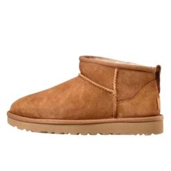 Buty do chodzenia dla dorosłych UGG Classic Ultra Mini Chestnut. Brązowe buty sportowe na co dzień męskie UGG, m, bez wzorów, bez ramiączek, bez kaptura, trekkingowe. Za 690.50 zł.
