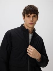 Kurtka bomberka ze stójką - czarny. Czarne kurtki męskie Reserved, l, bez wzorów, z tkaniny, bez ramiączek, bez kaptura. Za 169.99 zł.