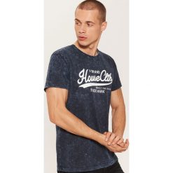 T-shirt z napisem - Niebieski. Niebieskie t-shirty męskie House, z napisami. Za 49.99 zł.