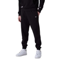 Spodnie męskie New Era MLB Essentls Jogger New York Yankees. Czarne spodnie na co dzień męskie New Era, bez wzorów, z dresówki, casualowe. Za 199.99 zł.