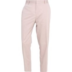 Calvin Klein PAVEL Spodnie garniturowe pink. Eleganckie spodnie męskie Calvin Klein. Za 549.00 zł.
