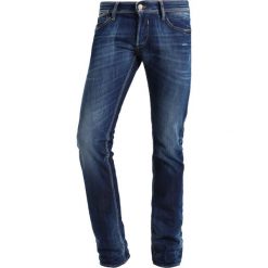 Le Temps Des Cerises Jeansy Slim Fit blue. Niebieskie jeansy męskie Le Temps Des Cerises, z bawełny. W wyprzedaży za 375.20 zł.