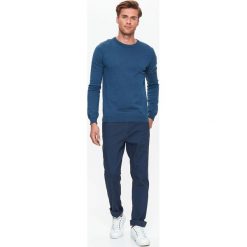 SPODNIE MĘSKIE TYPU BASIC Z PIĘCIOMA KIESZENIAMI O REGULARNYM KROJU. Spodnie na co dzień męskie marki TOP SECRET. W wyprzedaży za 39.99 zł.