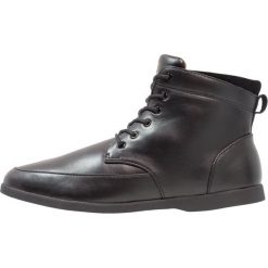 Clae HAMILTON Botki sznurowane triple black. Czarne buty zimowe męskie Clae, z materiału. W wyprzedaży za 408.85 zł.