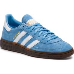 Buty adidas - Handball Spezial BD7632 Ltblue/Ftwwht/Gum5. Niebieskie buty sportowe na co dzień męskie marki ADIDAS, z materiału, klasyczne. Za 399.00 zł.