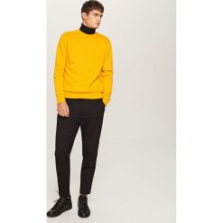 Gładka bluza - Żółty. Żółte bluzy nierozpinane męskie Reserved, l, bez wzorów, bez ramiączek, bez kaptura. Za 79.99 zł.