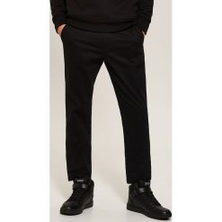 Spodnie typu chino - Czarny. Czarne eleganckie spodnie męskie House. Za 99.99 zł.