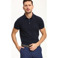 T-SHIRT POLO MĘSKI. Niebieskie koszulki polo męskie marki TOP SECRET, na lato, bez wzorów, z bawełny, klasyczne, bez kołnierzyka, bez ramiączek. W wyprzedaży za 49.99 zł.