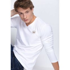 Biała Koszulka Nights Away. Koszulki męskie z długim rękawem Born2be. Za 34.99 zł.