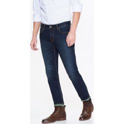 SPODNIE MĘSKIE JEANS O DOPASOWANYM KROJU. Spodnie na co dzień męskie marki TOP SECRET. W wyprzedaży za 79.99 zł.