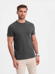 Casualowy t-shirt męski z naszywką na kieszeni – grafitowy V11 - Rozmiar: M. Szare t-shirty męskie Ombre Clothing, m, z aplikacjami, z bawełny, bez kołnierzyka, bez ramiączek. W wyprzedaży za 49.99 zł.