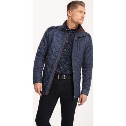 KURTKA DŁUGA MĘSKA. Czarne kurtki męskie TOP SECRET, na lato, l, bez wzorów, eleganckie, bez ramiączek, bez kaptura. W wyprzedaży za 189.99 zł.