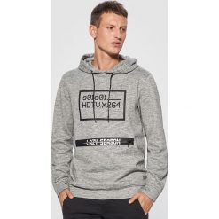 Bluza z dużą kieszenią na pilota - Jasny szary. Bluzy nierozpinane męskie marki Cropp. W wyprzedaży za 99.99 zł.