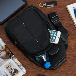 Czarna saszetka nerka przez ramię crossbody męska modna torba dwukomorowa skóra naturalna F01black. Czarne saszetki męskie bez wzorów, ze skóry. Za 109.90 zł.