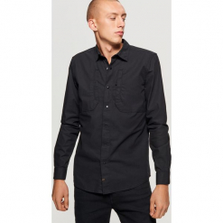 Czarna koszula z kolekcji MODULAR - Czarny. Koszule męskie marki Cropp. W wyprzedaży za 49.99 zł.