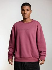 Bluza z napisem - fioletowy. Fioletowe bluzy nierozpinane męskie Sinsay, l, bez wzorów, bez ramiączek, bez kaptura. Za 39.99 zł.