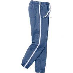 Spodnie sportowe Regular Fit bonprix niebieski dżins. Długie spodnie sportowe męskie marki bonprix. Za 54.99 zł.