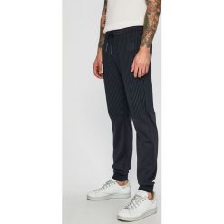 Armani Exchange - Spodnie. Spodnie na co dzień męskie marki Armani Exchange. Za 559.90 zł.