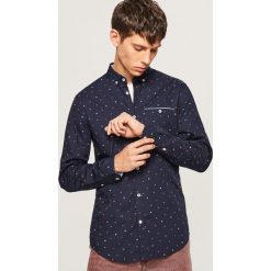 Koszula slim fit w drobny wzór - Czerwony. Koszule męskie marki Reserved. Za 89.99 zł.