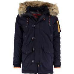 Superdry Parka super dark navy. Parki męskie marki Superdry. W wyprzedaży za 531.30 zł.